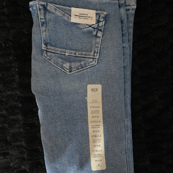 BKE Women's Stella Boot Cut Light Wash Jean - Picture 4 of 5